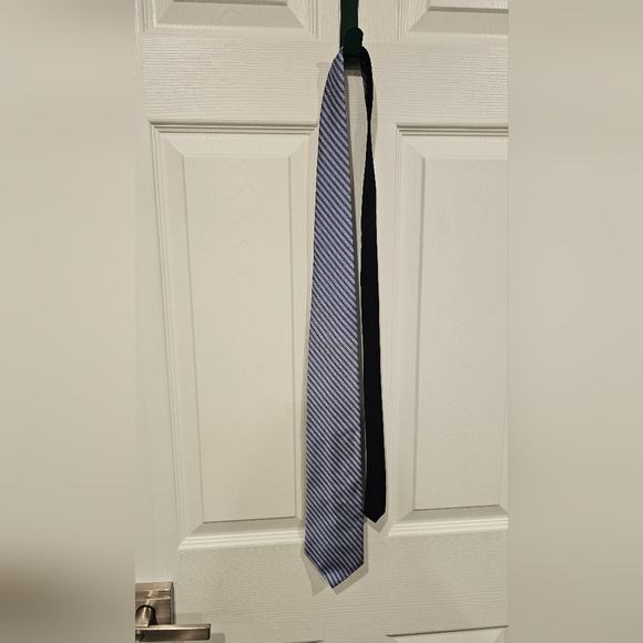 NWOT Tommy Hilfiger Men's 100% Silk Navy and White Diagonal Striped Tie - Picture 5 of 7